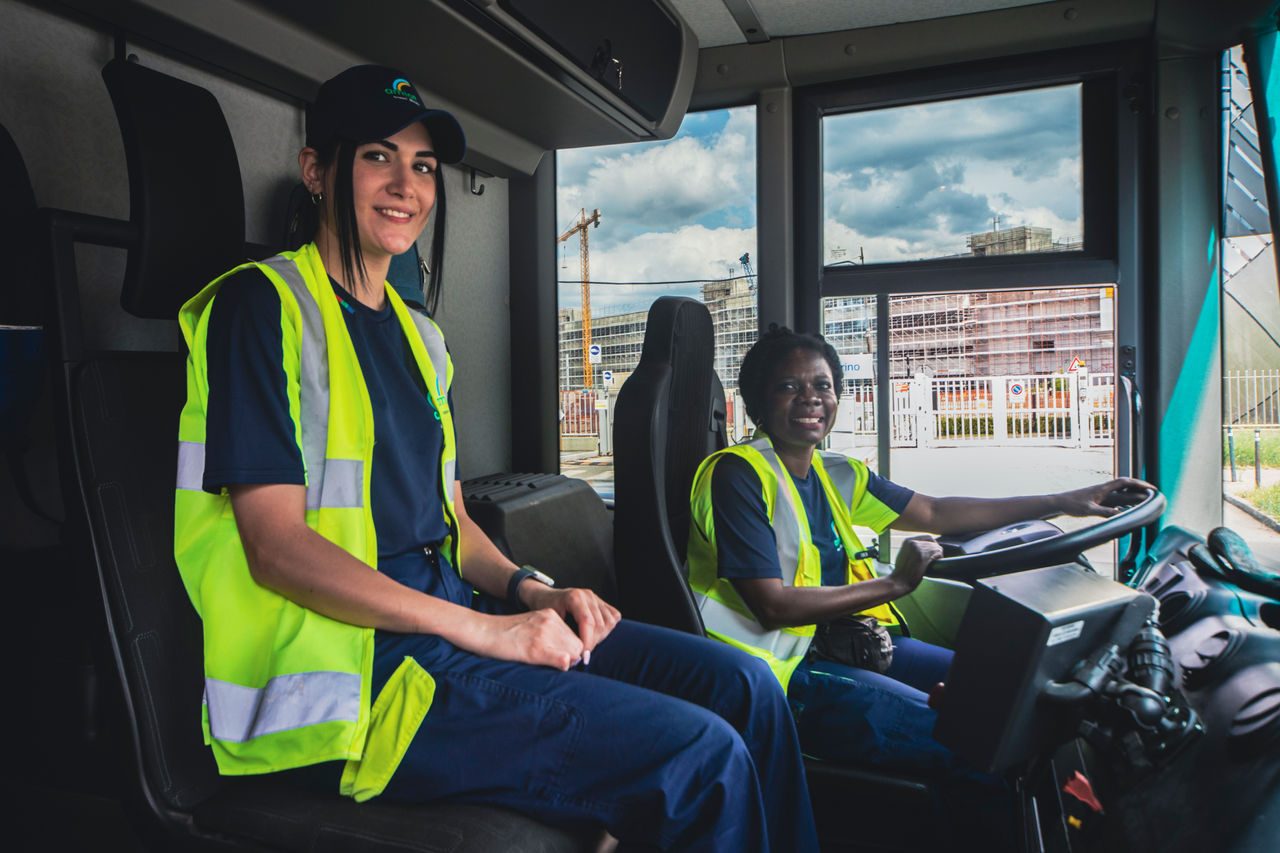 Stretta di mano tra due persone in giacca 